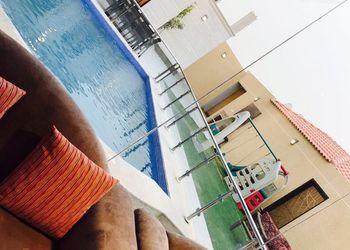شاليه بمسبح ومسطحات خضراء