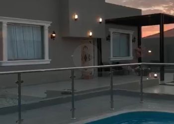شاليه بجلسة خارجية ومسبح خارجي