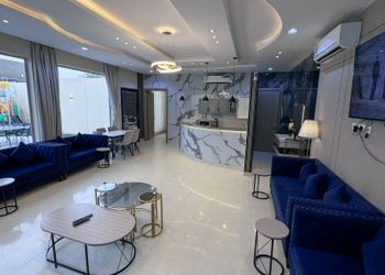 شاليه بمسطح اخضر وجلسة خارجية 