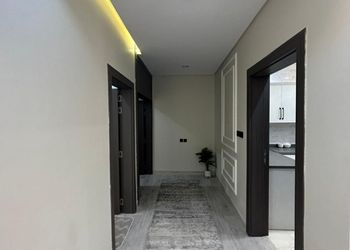 شقة بصالة وثلاث غرف نوم وإطلالة