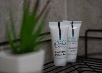 شقة بصالة وثلاث غرف نوم وبلكونة 