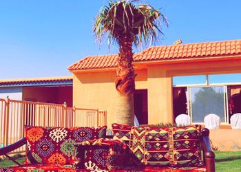 استراحة بجلسه مطله على مسطح اخضر
