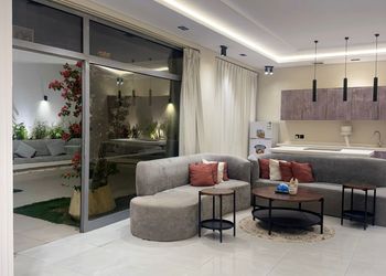 شاليه بجلسة خارجية ومسطح اخضر
