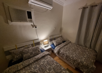 شقة بصالة وثلاث غرف نوم