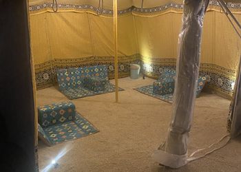 مخيم بجلسة مطلة على الجبل 