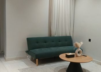 استديو بأثاث مريح وبسيط 