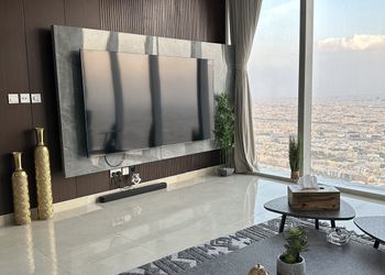 شقة بصالة وبإطلالة على المدينة 