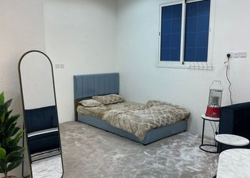 استديو بسرير مريح وجلسة جانبية 