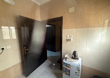 شقة بثلاث اسرة وجلسة جانبية 