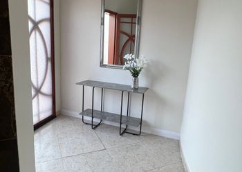 شاليه بمسطح اخضر ومسبح 