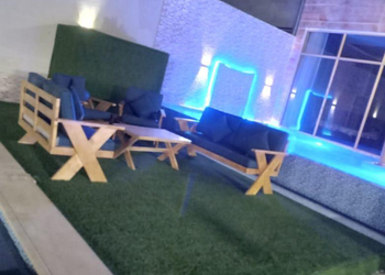 شاليه بمسطح اخضر ومسبح داخلي