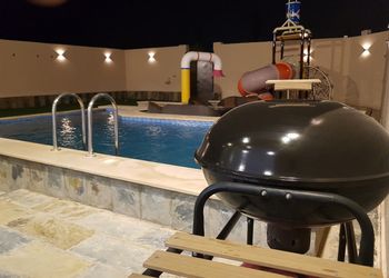 شاليه بمسطح اخضر ومسبح خارجي