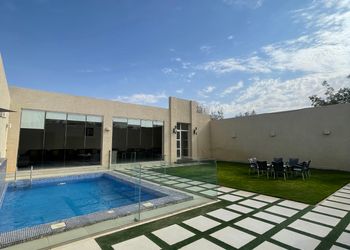 شاليه بمسطح اخضر ومسبح