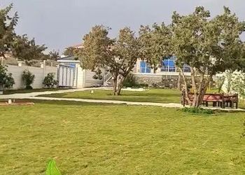 شاليه بمسطح اخضر وجلسة خارجية 