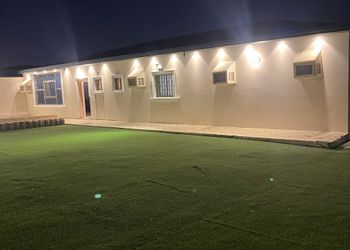 استراحة بجلسة مطلة على مسبح 