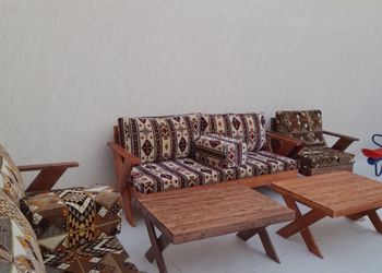 شاليه بجلسة خارجية ومسطح اخضر