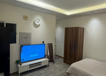 استديو بأثاث مريح وبسيط 