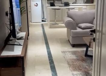 شقة بصالة انيقة وغرفة نوم