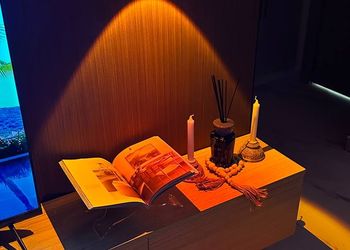 استديو بسرير ماستر وجلسة مريحة 