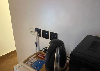 استديو هادئ وبأثاث مريح وبسيط 
