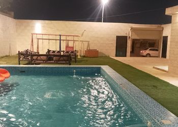 شاليه بمسطح اخضر وألعاب أطفال