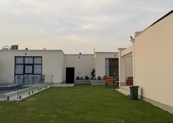 شاليه بمسطح اخضر وجلسة خارجية