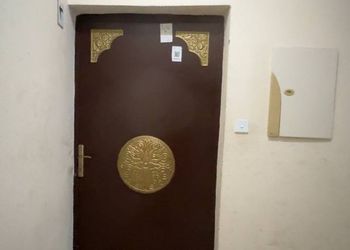 شقة بصالة جلوس وغرفتين نوم 