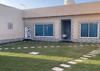 شاليه بجلسة تطل على مسبح خارجي 
