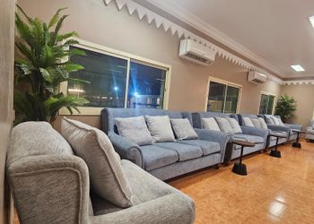 استراحة بملعب كرة طائره ومسبح