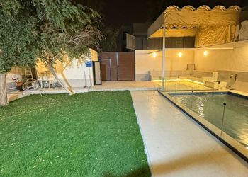شاليه بمجلس وفناء خارجي 