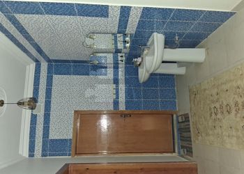 شقة بثلاث غرف نوم وصالة جلوس 