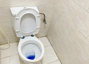 شقة بصالة جلوس وغرفتين نوم 