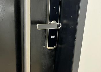 شقة بصالة جلوس وغرفتين نوم 