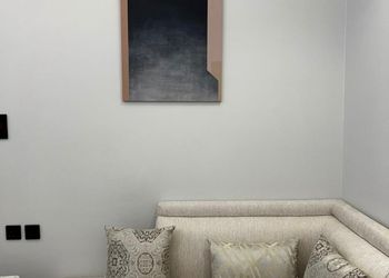 استديو باثاث مريح وبسيط 