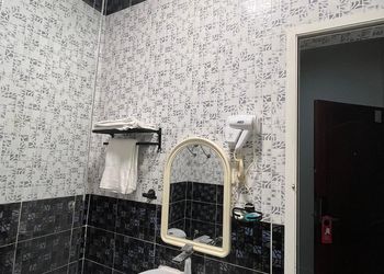 غرفة بأثاث مريح وبسيط