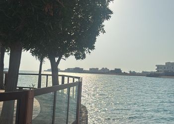 شاليه بمسبح مطل على البحر 