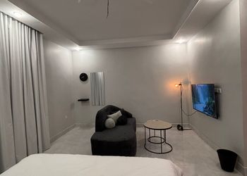 استديو بسرير ماستر وأثاث مريح 