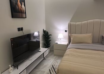 استديو بسرير ماستر وجلسة مريحة 