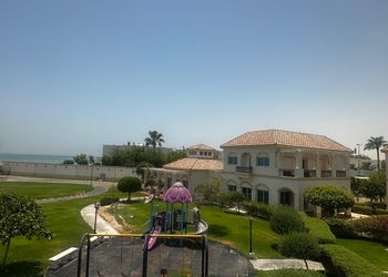 شقة بصالة وثلاث غرف نوم