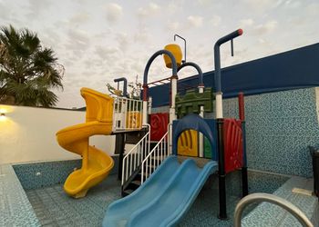 شاليه بمسطح اخضر و مسبح