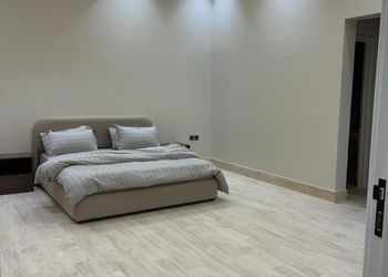 شاليه بمسبح خارجي وجلسة خارجية