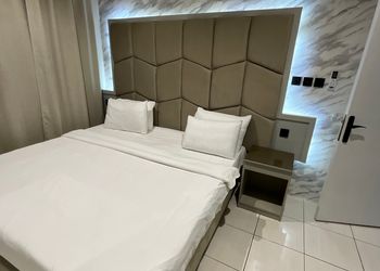 شقة بغرفة معيشة وغرفتين نوم 