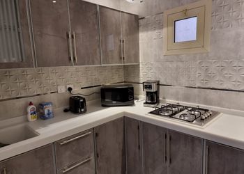 استراحة بمسطح اخضر وجلسه خارجيه