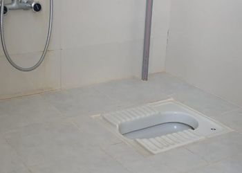 شاليه بمسطح اخضر ومسبح 