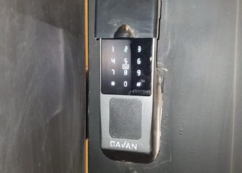 شقة بصالة جلوس وغرفتين نوم 