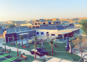 استراحة بمسطحات خضراء وملعب كره 
