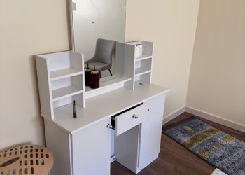 استديو بأثاث مريح وبسيط 