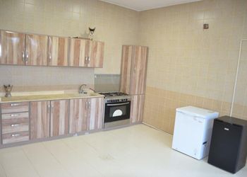 استراحة بملعب كرة طائرة ومسبح 