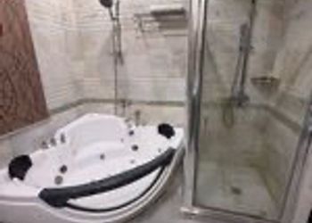 شقة بصالة جلوس وثلاث غرف نوم 