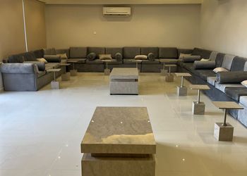 شاليه بمسبح خارجي ومسطح اخضر
